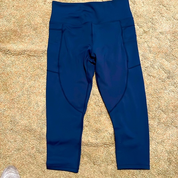 Zyia activewear 20” capri - Picture 1 of 3